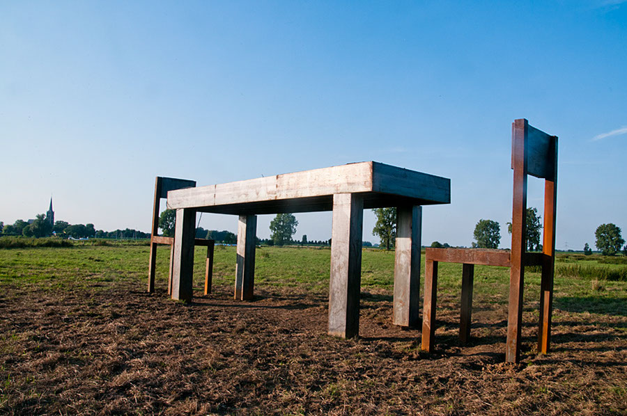 Kerk-Batenburg-Demen-Kunstwerk-Tafel-en-Stoelen-140716-508